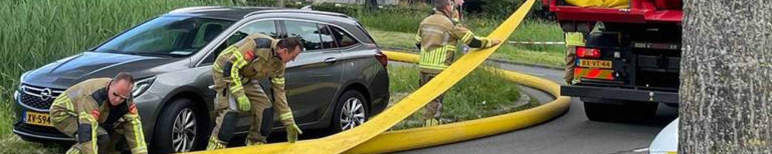 Afbeelding Omroep Brabant: Brandweer rolt slangen uit om water uit Essche Stroom te pompen.
