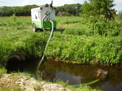 water oppompen uit sloot